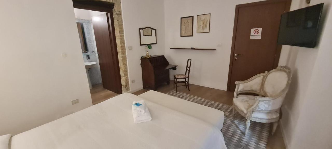 Beni Benius Hotel Каляри Екстериор снимка
