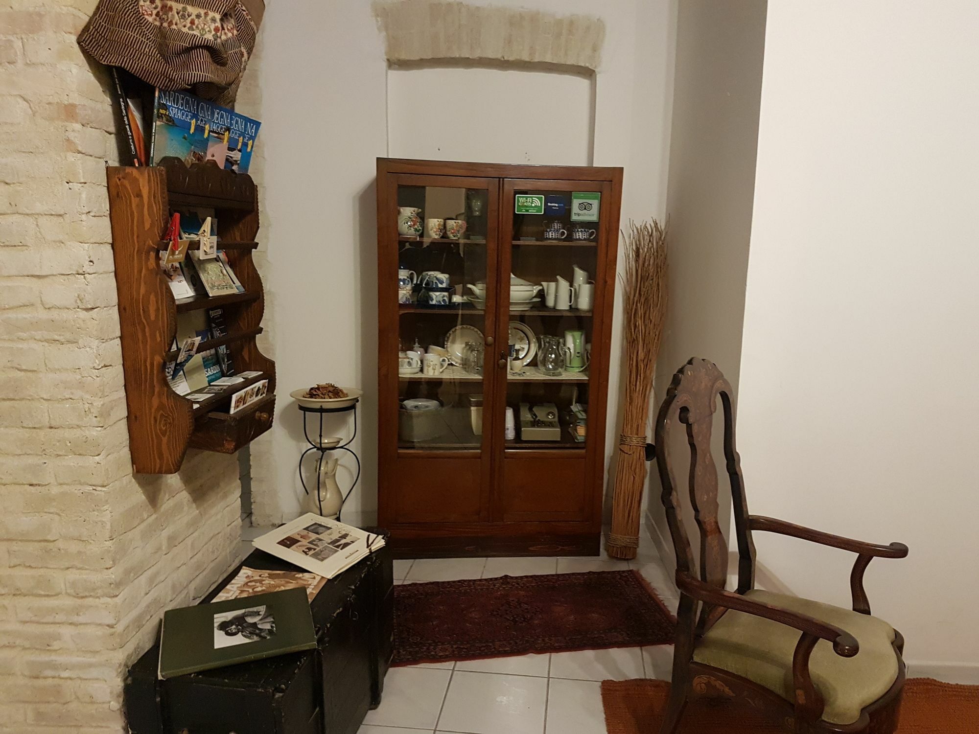 Beni Benius Hotel Каляри Екстериор снимка