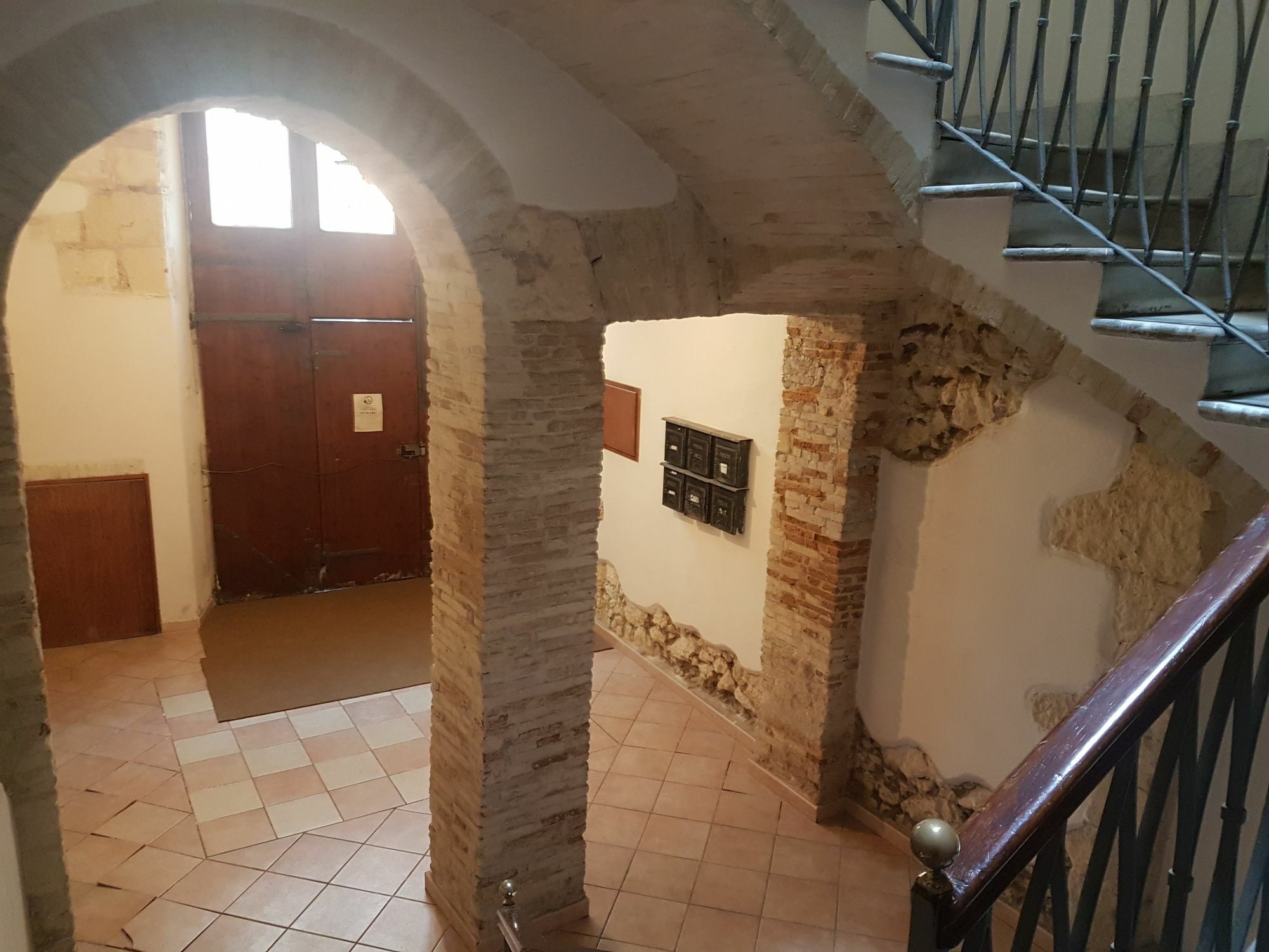 Beni Benius Hotel Каляри Екстериор снимка