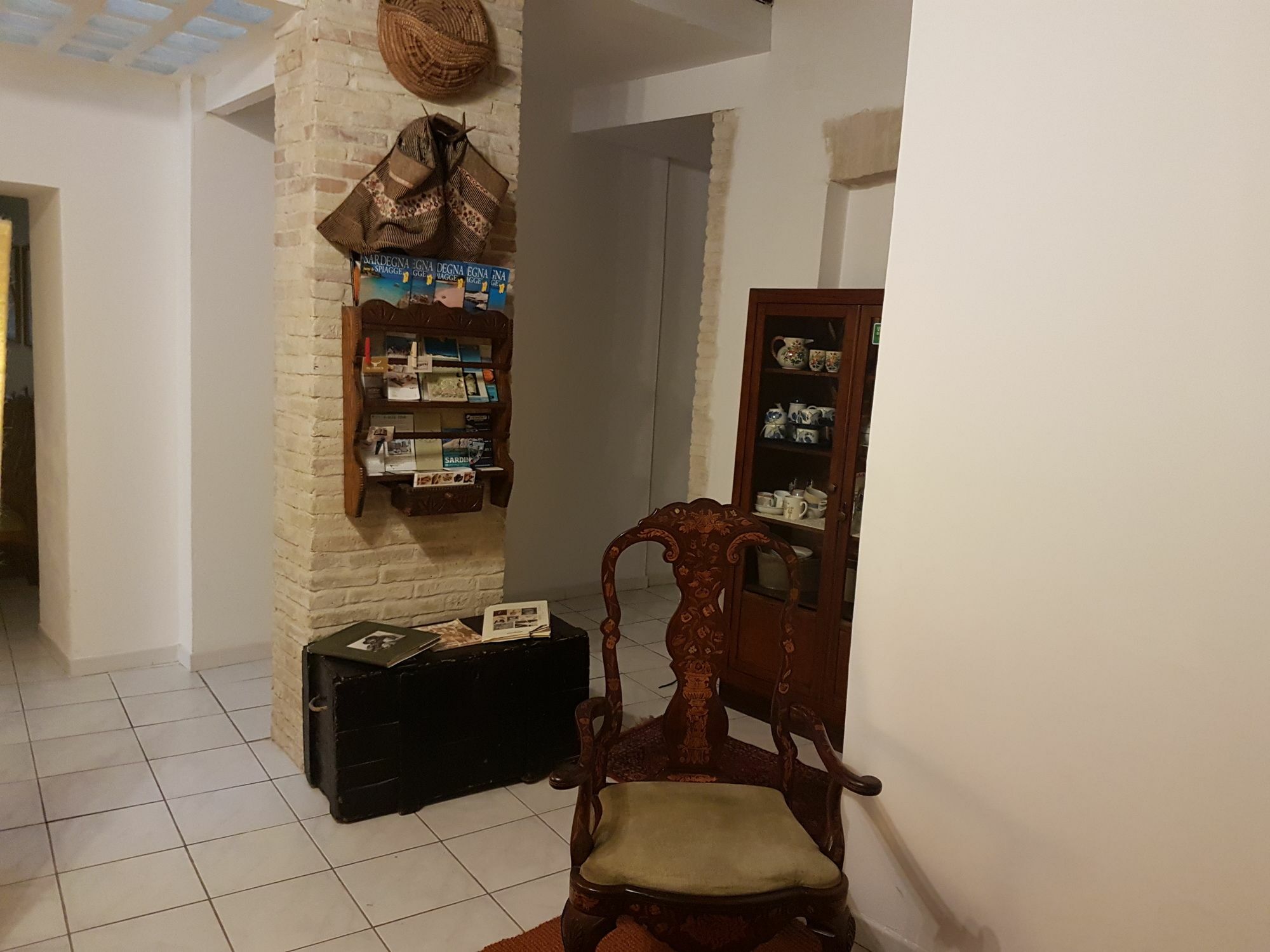 Beni Benius Hotel Каляри Екстериор снимка