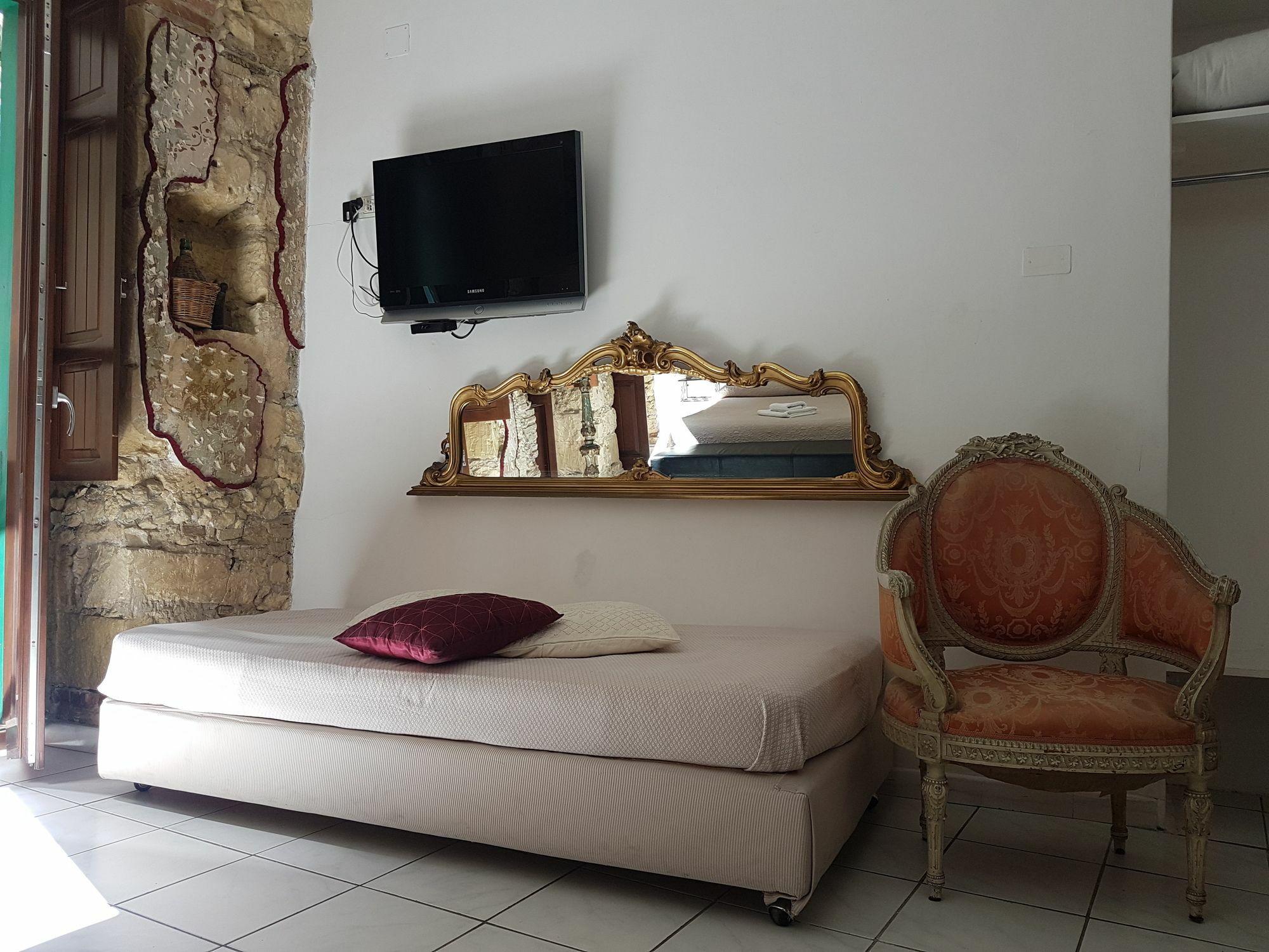 Beni Benius Hotel Каляри Екстериор снимка