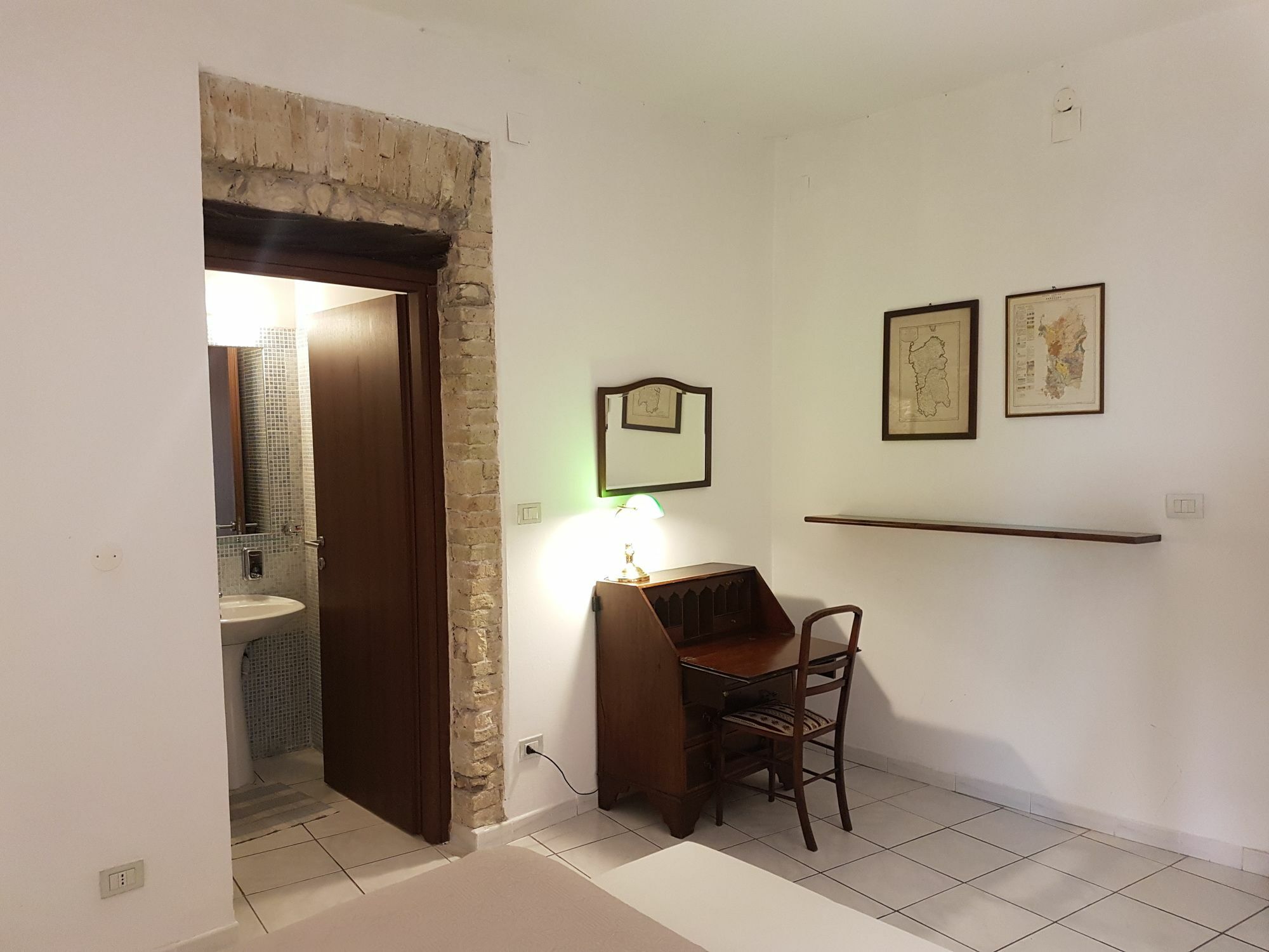Beni Benius Hotel Каляри Екстериор снимка
